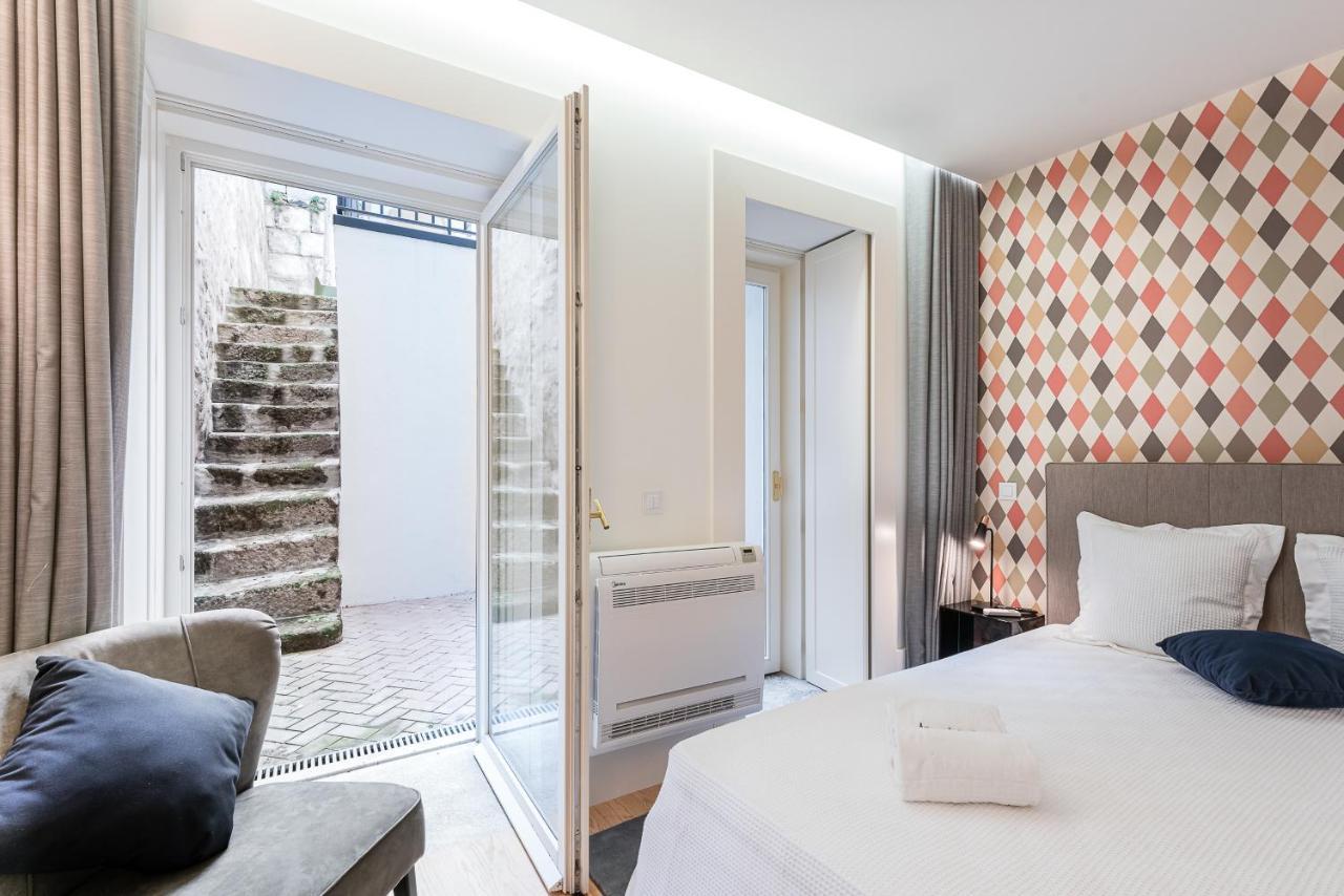 Door 65 - Historical Center Apartments Porto Luaran gambar