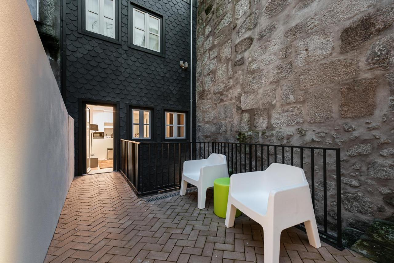 Door 65 - Historical Center Apartments Porto Luaran gambar