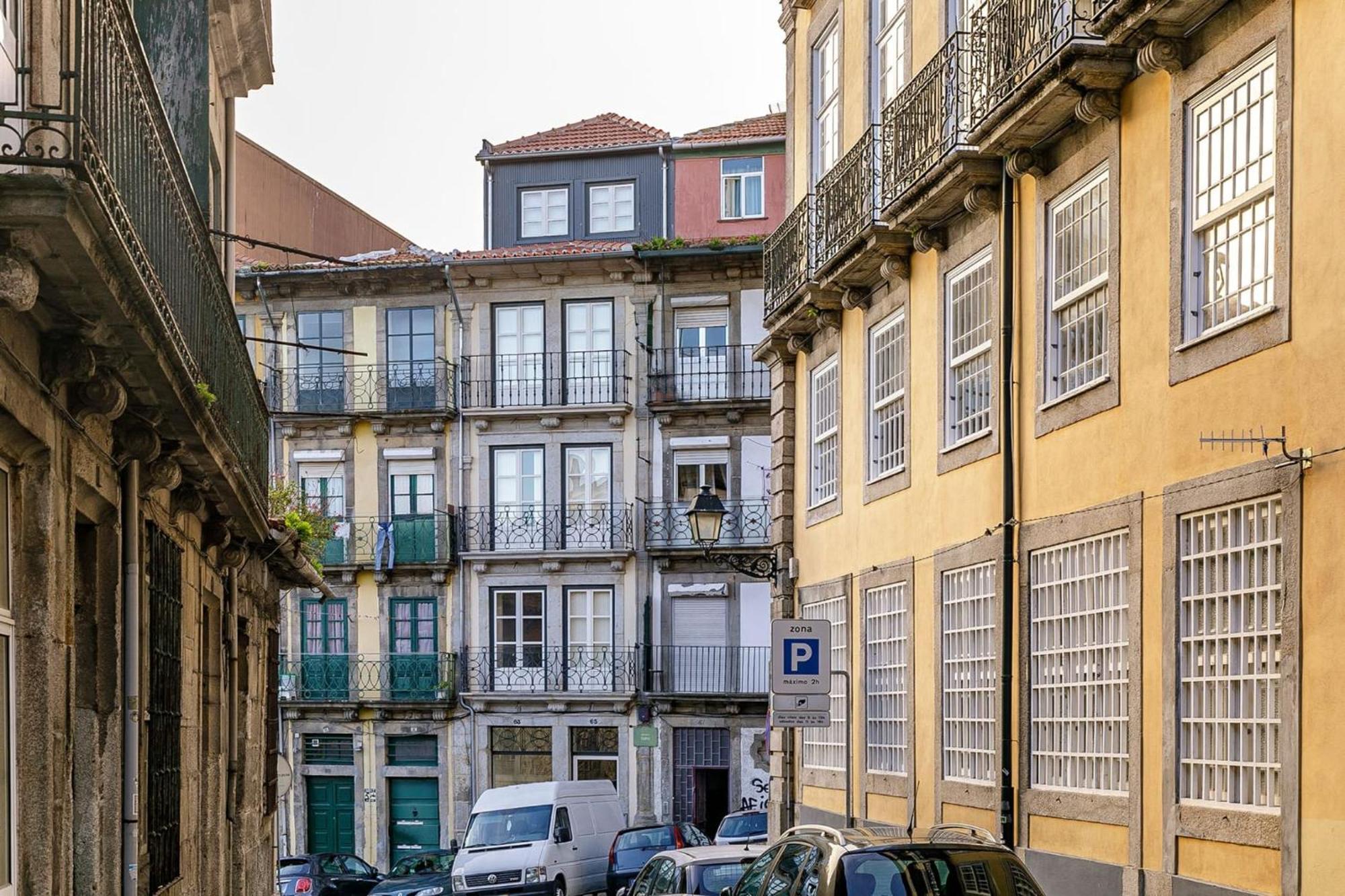 Door 65 - Historical Center Apartments Porto Luaran gambar