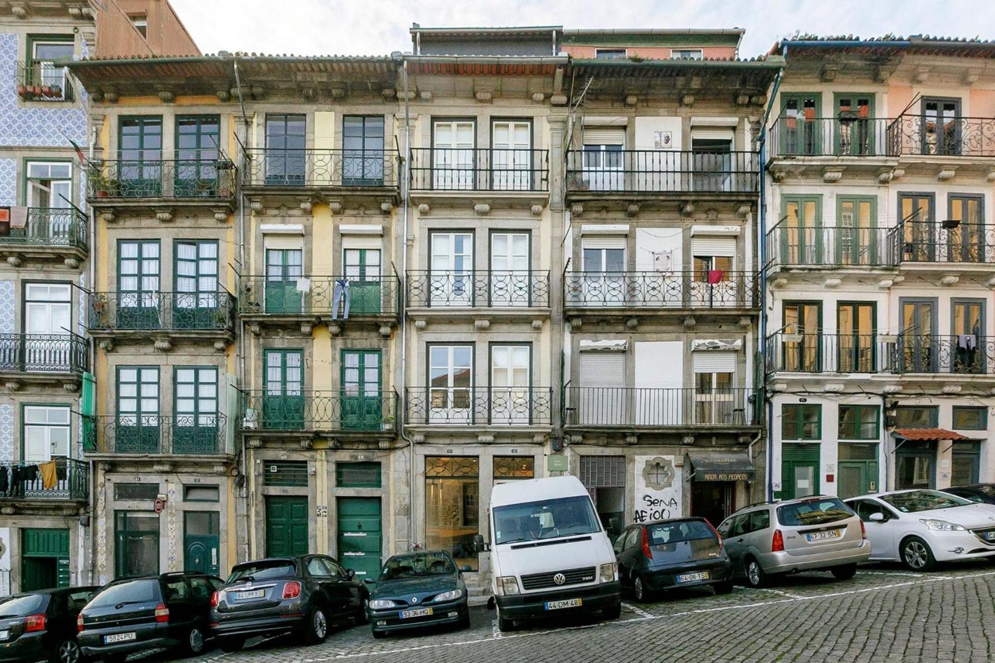 Door 65 - Historical Center Apartments Porto Luaran gambar