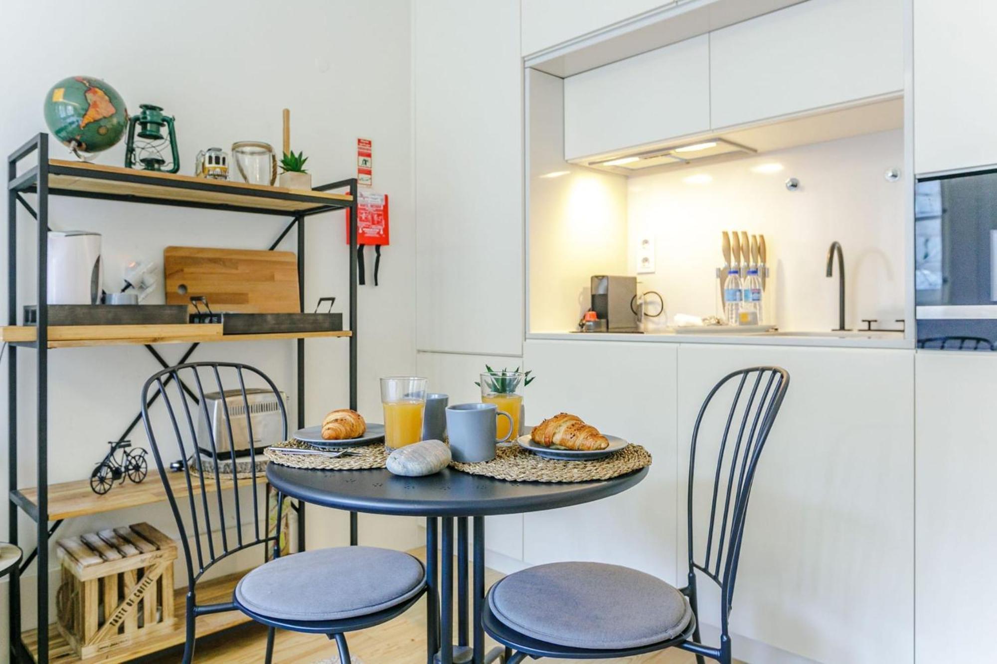 Door 65 - Historical Center Apartments Porto Luaran gambar