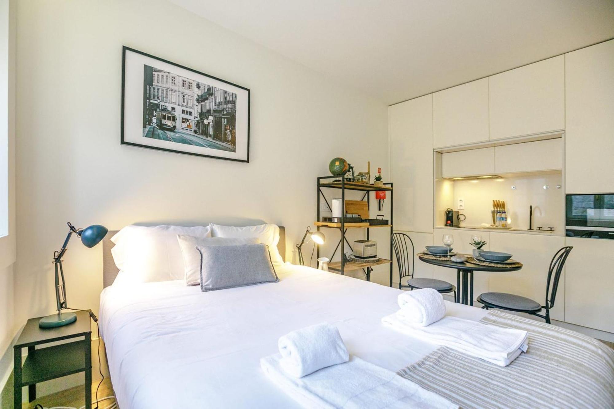 Door 65 - Historical Center Apartments Porto Luaran gambar