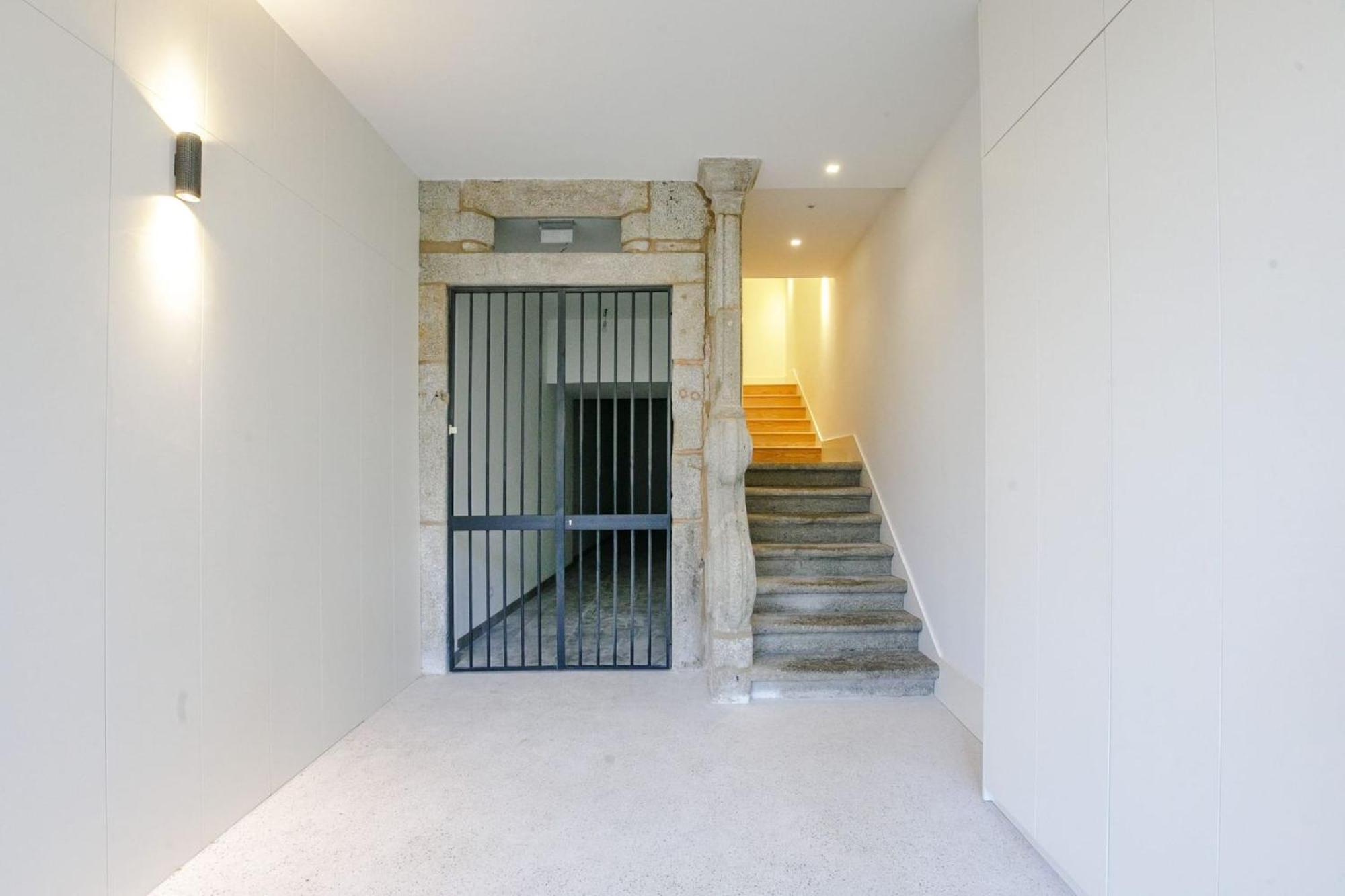Door 65 - Historical Center Apartments Porto Luaran gambar