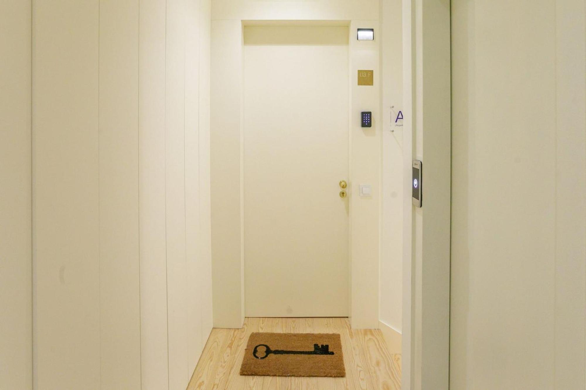 Door 65 - Historical Center Apartments Porto Luaran gambar