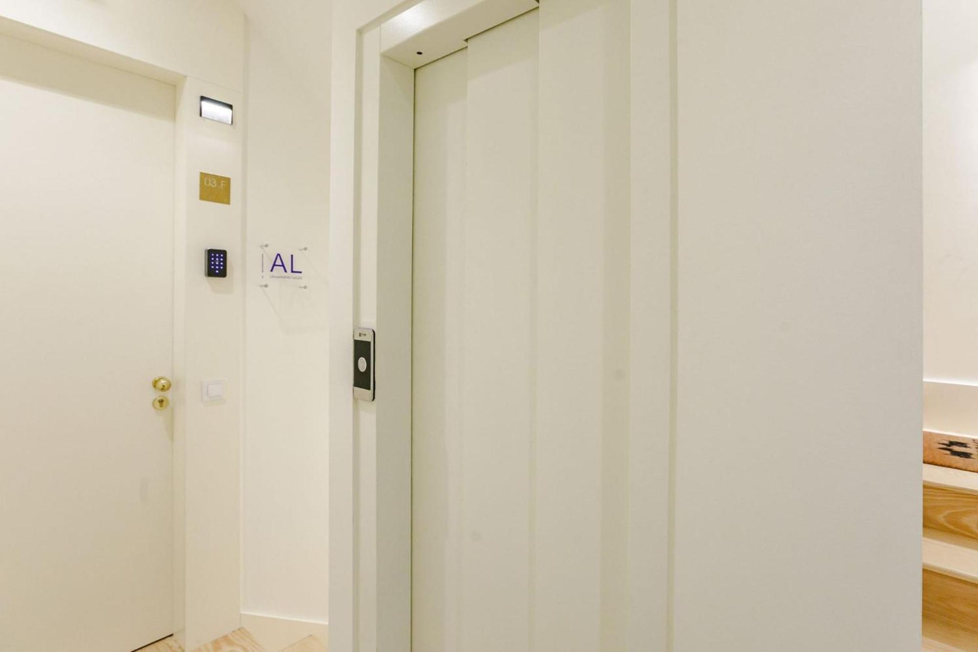 Door 65 - Historical Center Apartments Porto Luaran gambar